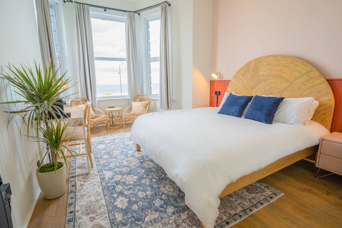 Hypo-allergenic bedding available, WiFi (free), bed sheets