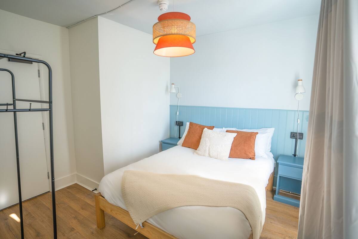 Hypo-allergenic bedding available, WiFi (free), bed sheets