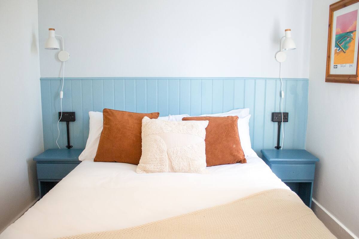 Hypo-allergenic bedding available, WiFi (free), bed sheets