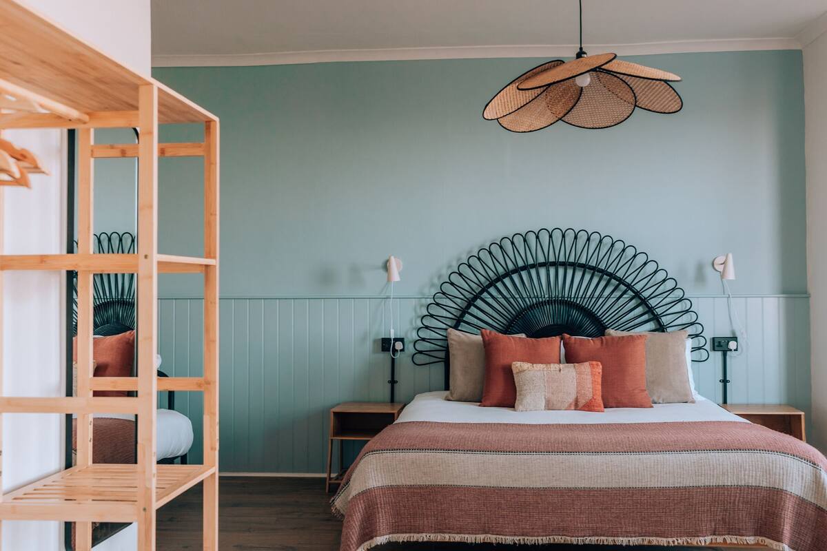 Suite | Hypo-allergenic bedding available, WiFi (free), bed sheets