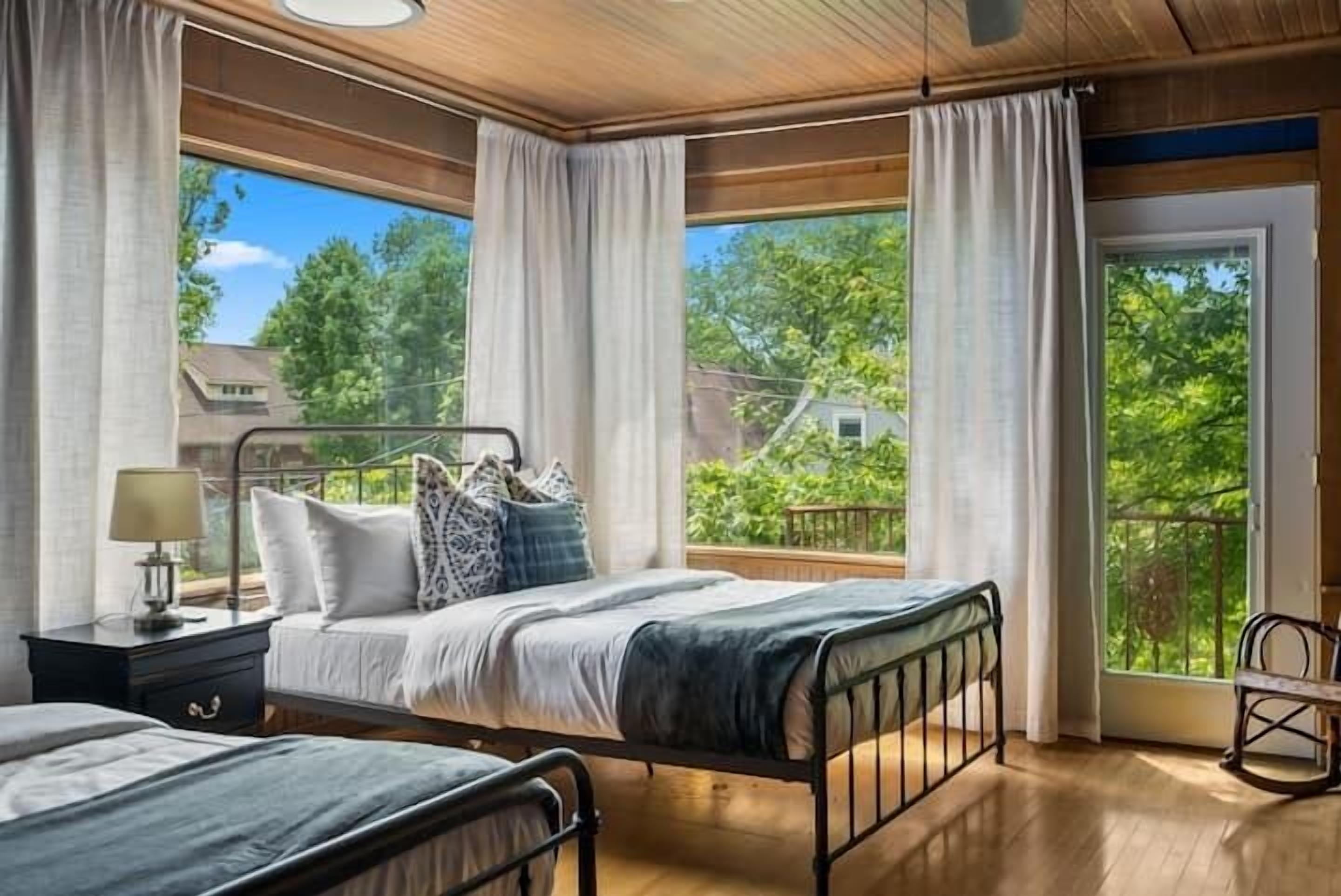 6 bedrooms, iron/ironing board, internet, bed sheets