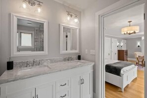 シャワー付き浴槽、ヘアドライヤー、タオル