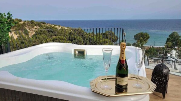 Banyera d'hidromassatge a l'aire lliure