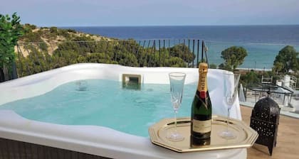 Jacuzzi. Penthouse in first sea line Villajoyosa