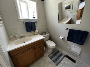 Dusj, hårføner, såpe og sjampo