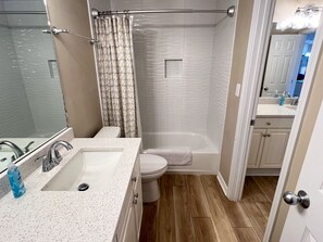 Combined shower/bathtub, hair dryer, towels, soap - Spacious 4 Bedroom / 3 Bath beach condo sleeps 12 (Miramar Beach)