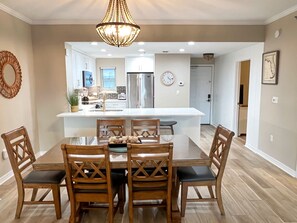 Dining - Spacious 4 Bedroom / 3 Bath beach condo sleeps 12 (Miramar Beach)