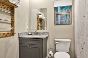 Villa – deluxe, 2 soverom, tekjøkken, ved fjell | Bad | Kombinert dusj/badekar, hårføner, håndklær og såpe