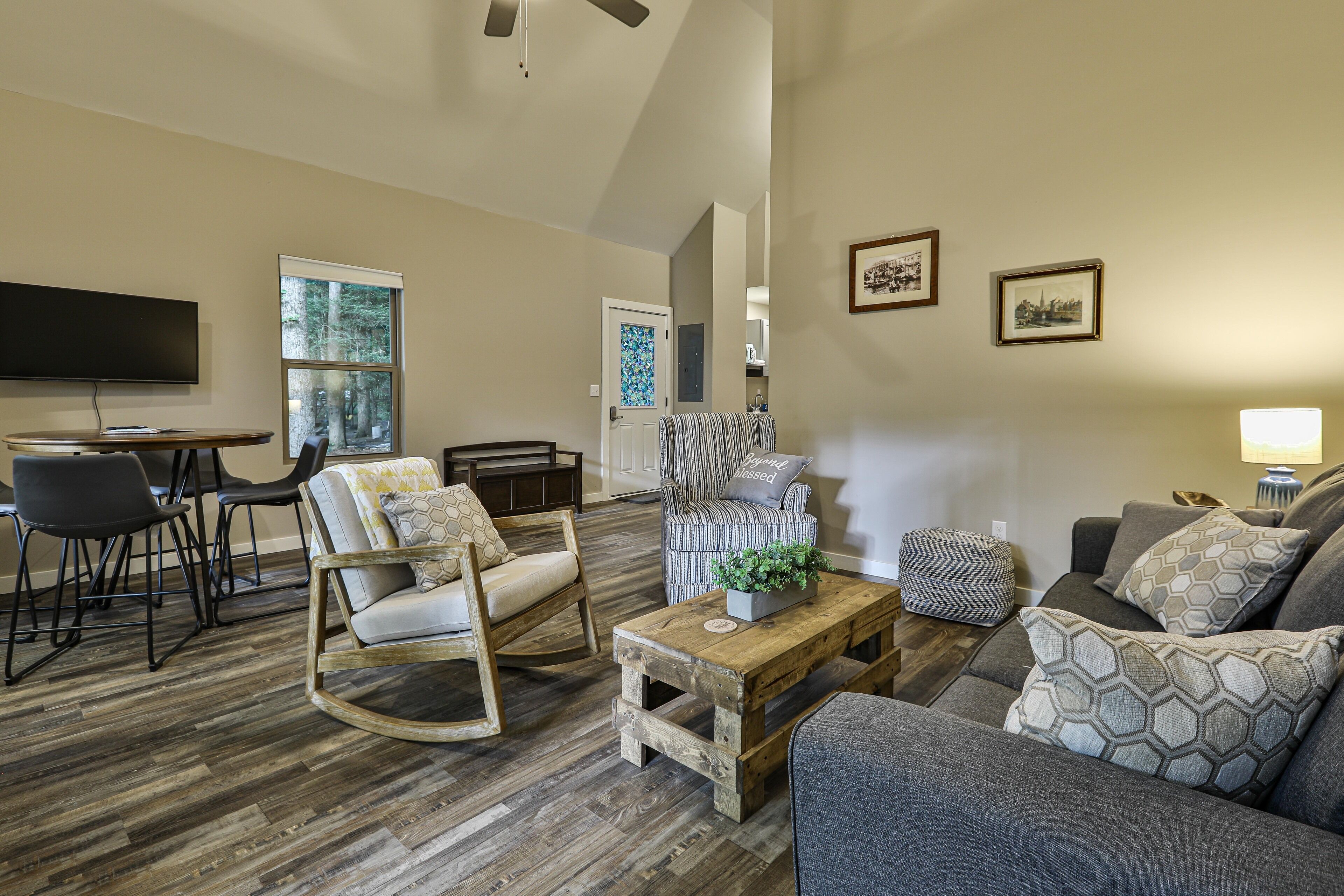 Villa Familiale, 2 chambres, coin cuisine, côté montagne | Coin séjour