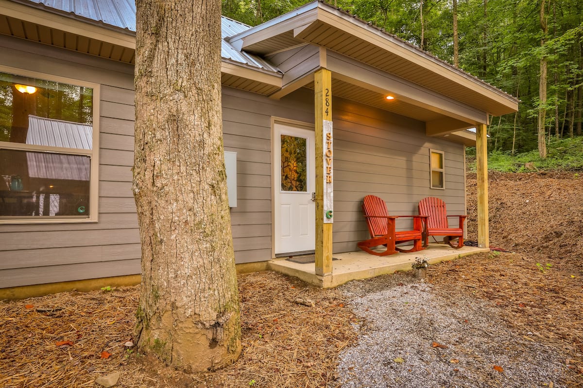 Family Villa, 2 Bedrooms, Kitchenette, Mountainside | Living area | 32-inch flat-screen TV with digital channels, TV, pay movies