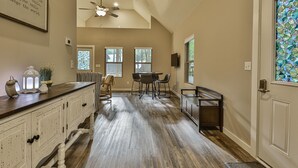 Una cocina amplia con comedor, pisos de madera y ventilador de techo.