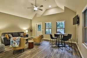 Grand Villa, 2 Bedrooms, Kitchenette, Mountainside | Living area | 32-inch flat-screen TV with digital channels, TV, pay movies - Gingershack Farms (Ellijay)