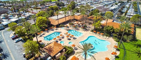 3 piscines extérieures, parasols de plage, chaises longues