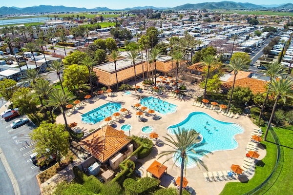 3 outdoor pools, pool umbrellas, sun loungers