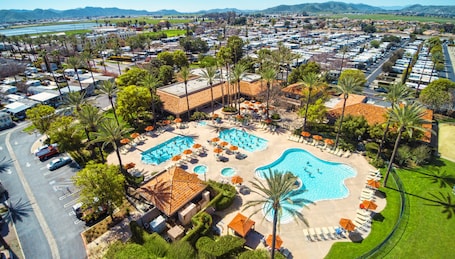 3 piscinas al aire libre, sombrillas, sillones reclinables de piscina