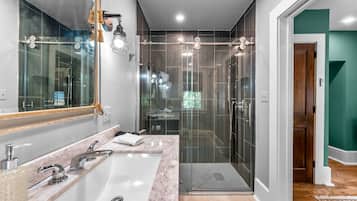 华丽开间套房, 1 间卧室, 无烟房 | 浴室 | 吹风机、毛巾、肥皂、洗发水