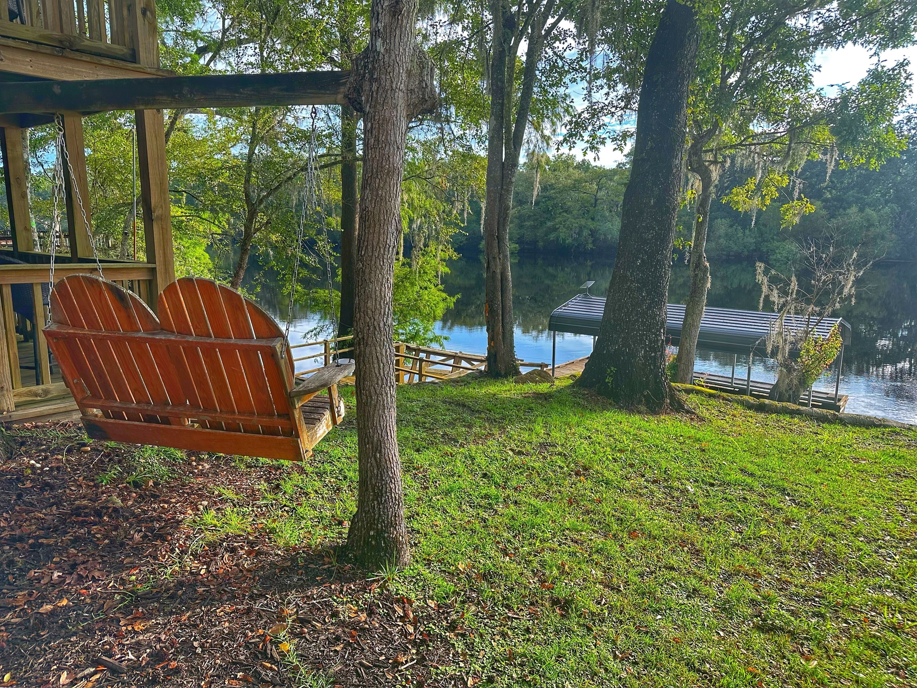 Serene country cottage on the beautiful Suwannee River!