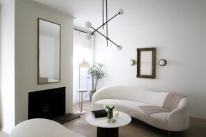 TV, fireplace - Mr. Nomad: Parisian Townhouse in Uptown (Dallas)