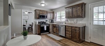 The Greystone- Spacious + Updated home in SE Joplin