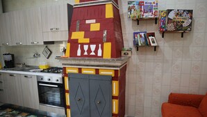 Una cocina con estufa integrada, horno y un colorido espacio de juegos.