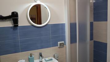 Ensemble douche/baignoire, sĂšche-cheveux, bidet, serviettes fournies