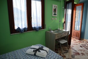 2 bedrooms, in-room safe, desk, iron/ironing board - Borgo Borrello House: between sea and mountains (San Mauro Castelverde)