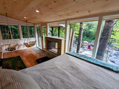 Ultra Private, Crooked Reflections, Riverside Retreat, Hot Tub, Waterfront Glass