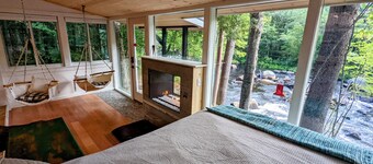 Ultra Private, Crooked Reflections, Riverside Retreat, Hot Tub, Waterfront Glass