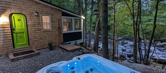 Ultra Private, Crooked Reflections, Riverside Retreat, Hot Tub, Waterfront Glass