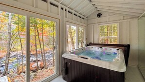 A hot tub with a view of a rocky stream and autumn trees. - Ultra Private, Crooked Reflections, Riverside Retreat, Hot Tub, Waterfront Glass (Norway)