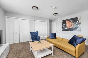 Living area - ❤️Spacious Flat In Fountain Square w/ Free Parking (Indianapolis)