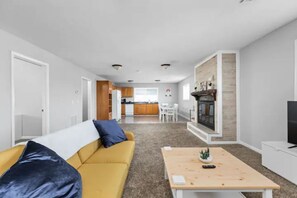 Living area - ❤️Spacious Flat In Fountain Square w/ Free Parking (Indianapolis)