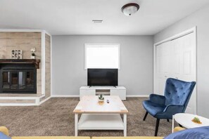 Living area - ❤️Spacious Flat In Fountain Square w/ Free Parking (Indianapolis)