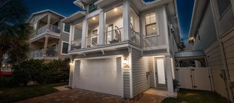 STEPS from the BEACH- Luxury Beach House