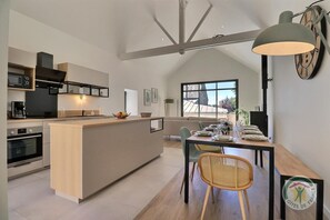 Fridge, microwave, oven, stovetop - La Demeure du Lac Tranquille (COMBOURG)