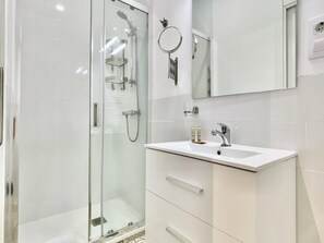 Dusche, Haartrockner, Handtücher