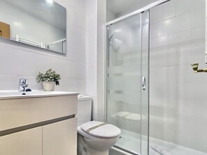 Een douche, een haardroger, handdoeken