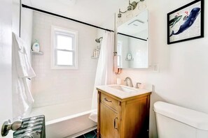 Badkar/dusch, hårtork, handdukar och tvål