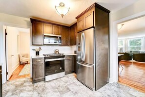 Geladeira, micro-ondas, fogão, cooktop