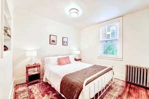 3 室のベッドルーム、デスク、WiFi (無料)、ベッドシーツ