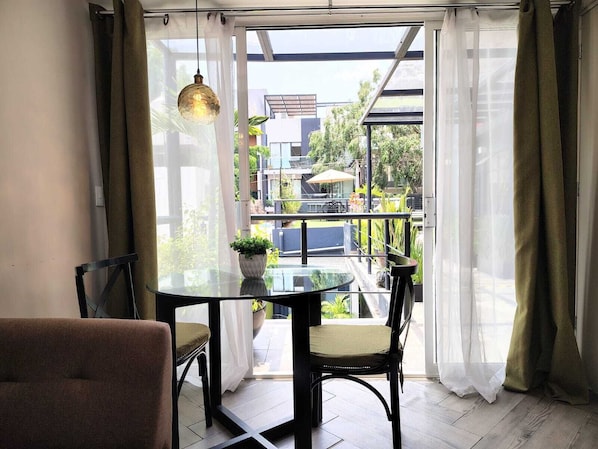 Habitación ejecutiva, 1 cama matrimonial (Puebla) | Área de sala de estar | Smart TV de 32 pulgadas con canales digitales y televisión