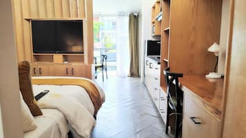 Executive-Zimmer, 1 Doppelbett (Puebla) | Wohnbereich | 32-Zoll-Smart-TV mit Digitalempfang, Fernseher