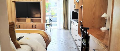 Executive Room, 1 Double Bed (Puebla) | Living area | 32-inch Smart TV with digital channels, TV