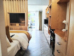Habitación ejecutiva, 1 cama matrimonial (Puebla) | Área de sala de estar | Smart TV de 32 pulgadas con canales digitales y televisión
