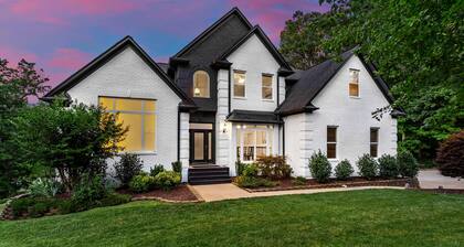 Luxurious & Private Lake Front Home! Renovated! Close to shopping & restaurants