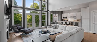 Luxurious & Private Lake Front Home! Renovated! Close to shopping & restaurants