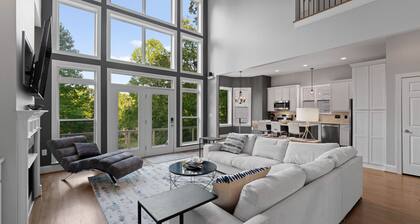 Luxurious & Private Lake Front Home! Renovated! Close to shopping & restaurants