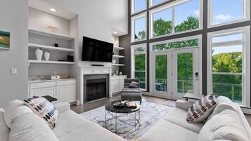 TV connectée, cheminée, baby-foot