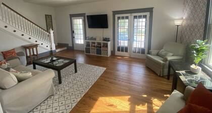Spacious, Beautiful St. Charles Home-Remodeled-Sleeps 10! New Patio!