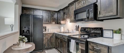 Refrigerador, microondas, parrilla de estufa y cafetera y tetera